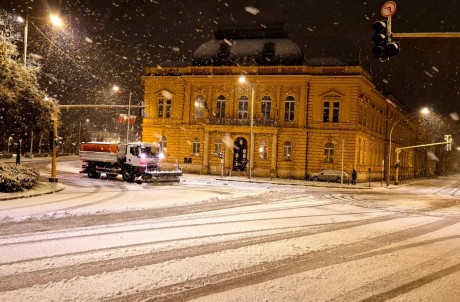 Hajnalban kezdte a város útjainak síkosságmentesítését a Városgondnokság